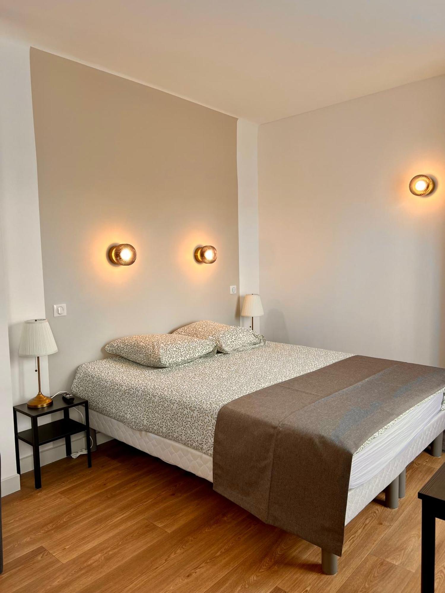 Studio 4 Pers Face Gare Sncf Appart Hotel Le Cygne D4 Бурж Екстер'єр фото